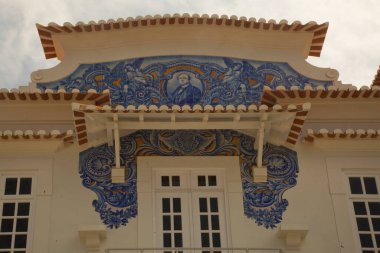 AVEIRO, PORTUGAL, 18 Nisan 2022. Portekiz, Aveiro 'daki tren istasyonu binasını dekore eden geleneksel azulejo fayansları.