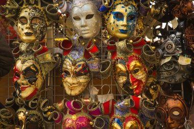 İTALYA, VENICE, 04 Şubat 2023 Venedik maskeleri dükkânda, Venedik, İtalya.