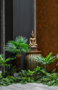 Buda heykeli taştan bir duvarda