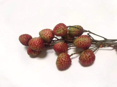 Beyaz arka planda taze kırmızı böğürtlen lychie