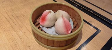 Doğum günü pastası o gün dokuma ve arka planda olan herkes için.