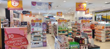 Jakarta, Endonezya - 12 Eylül 2023: KKV Müşteri POV 'tan Taman Anggrek Alışveriş Merkezi