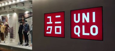 Jakarta, Endonezya - 12 Eylül 2023: Taman Anggrek alışveriş merkezindeki UNIQLO