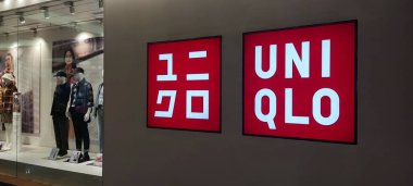 Jakarta, Endonezya - 12 Eylül 2023: Taman Anggrek alışveriş merkezindeki UNIQLO