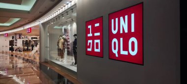 Jakarta, Endonezya - 12 Eylül 2023: Taman Anggrek alışveriş merkezindeki UNIQLO