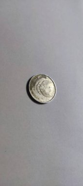 Jakarta, Endonezya - 30 Eylül 2023: 200 ve izole edilmiş beyaz arka planda 100 IDR madeni para