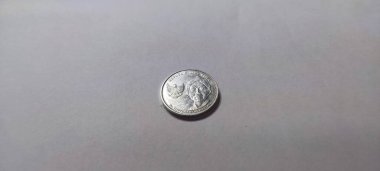 Jakarta, Endonezya - 30 Eylül 2023: 200 ve izole edilmiş beyaz arka planda 100 IDR madeni para