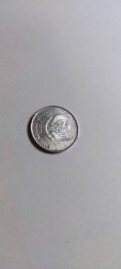 Jakarta, Endonezya - 30 Eylül 2023: 200 ve izole edilmiş beyaz arka planda 100 IDR madeni para