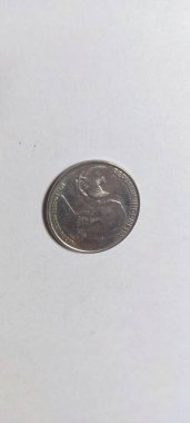 Jakarta, Endonezya - 30 Eylül 2023: 1000 İzole beyaz arka planda IDR madeni para