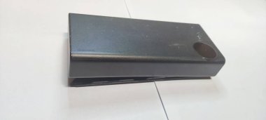 İzole edilmiş beyaz arkaplandaki bozuk enerji bankasını kapat