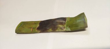 İzole edilmiş beyaz Otak-otak 'ta baharatlarla karıştırılmış ve yaprak parsellerine sarılmış bir Güneydoğu Asya balık pastası bulunur. Otak-otak geleneksel olarak taze servis edilir ve içinde pişirildiği yaprak paketinde kaplanır.