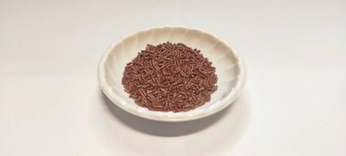 İzole edilmiş beyaz arka plandaki pirinç çikolata dokusunu kapat.