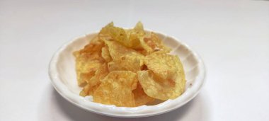 Beyaz tabaktaki patates atıştırmalığını ve izole edilmiş beyaz arka planı kapat.