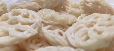 Kerupuk putih, Endonezya 'nın geleneksel kızartılmış krakerlerinden biridir.