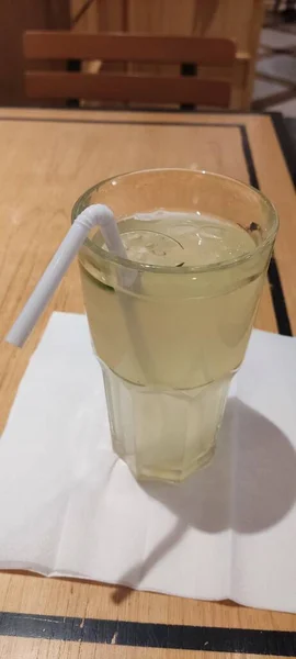 Bebida Limonada Com Fundo Papel Seda — Fotografia de Stock
