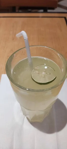 Bebida Limonada Com Fundo Papel Seda — Fotografia de Stock
