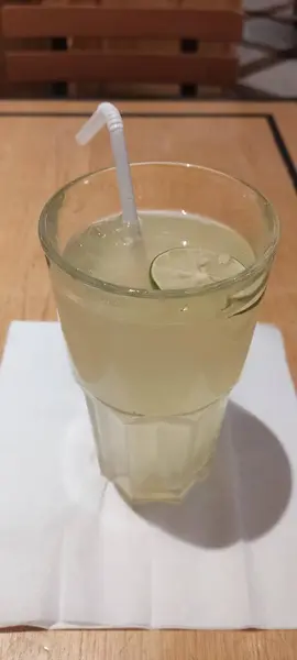 Lemonad Dryck Med Silkespapper Botten Det — Stockfoto