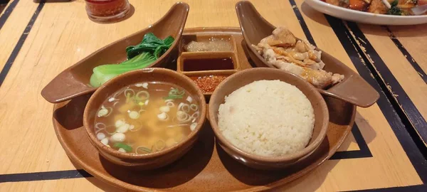Nasi Hainan Hainan Tavuğunun Pek Çok Kısmı Ahşap Masada Tofu — Stok fotoğraf