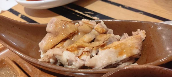 Πολλά Μέρη Του Κοτόπουλου Nasi Hainan Hainan Εξυπηρετούν Ξύλινο Τραπέζι — Φωτογραφία Αρχείου