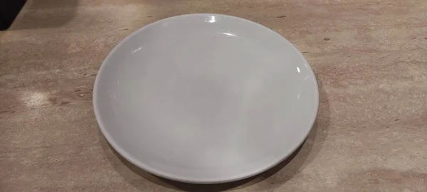 Close Λευκό Πιάτο Στο Ξύλινο Τραπέζι — Φωτογραφία Αρχείου