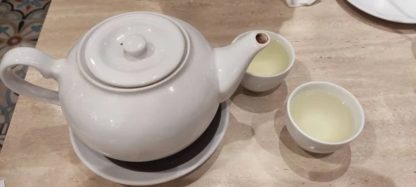 Beyaz Seramik Çaydanlık Içinde Çay Olan Ahşap Masa — Stok fotoğraf
