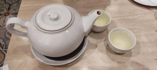 Белый Керамический Чайник Чаем Внутри Деревянном Столе — стоковое фото