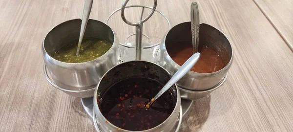 Variantes Sauce Chili Chinoise Sur Récipient Acier Teinté — Photo