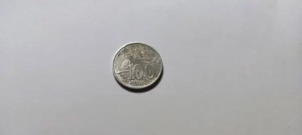 印度尼西亚雅加达 2023年9月30日 200和100枚独立白色背景的Idr硬币 — 图库照片