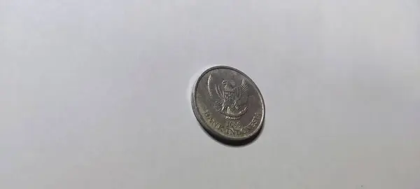 ジャカルタ インドネシア 2023年9月30日 200と100のIdrコイン 孤立した白い背景 — ストック写真