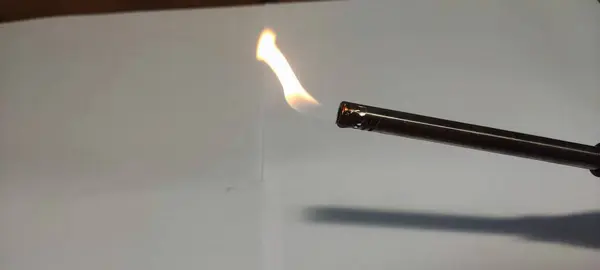 Nahaufnahme Flamme Von Taschenlampe Auf Isoliertem Weißen Hintergrund — Stockfoto