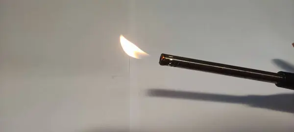 Nahaufnahme Flamme Von Taschenlampe Auf Isoliertem Weißen Hintergrund — Stockfoto