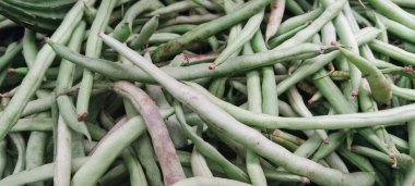 Taze yeşil fasulye dokusu ve pazardan gelen arka plan.