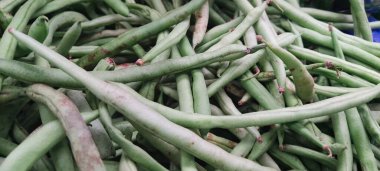Taze yeşil fasulye dokusu ve pazardan gelen arka plan.
