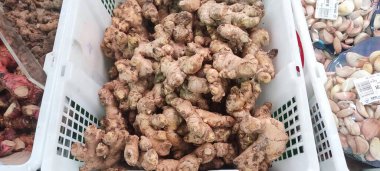 Beyaz sepetin üzerinde kızıl arkaplan ve doku