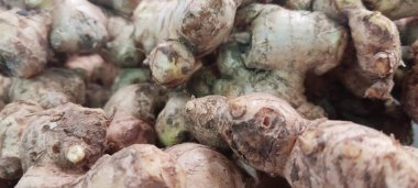 Beyaz sepetin üzerinde kızıl arkaplan ve doku