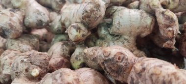 Beyaz sepetin üzerinde kızıl arkaplan ve doku