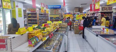 Jakarta, Endonezya - 30 Eylül 2023: Müşteri POV 'tan Hari Hari süpermarket