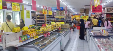 Jakarta, Endonezya - 30 Eylül 2023: Müşteri POV 'tan Hari Hari süpermarket