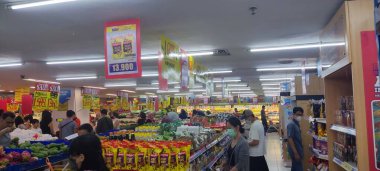 Jakarta, Endonezya - 30 Eylül 2023: Müşteri POV 'tan Hari Hari süpermarket