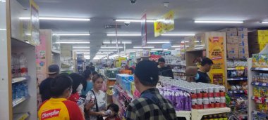 Jakarta, Endonezya - 30 Eylül 2023: Müşteri POV 'tan Hari Hari süpermarket