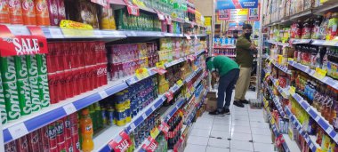 Jakarta, Endonezya - 30 Eylül 2023: Müşteri POV 'tan Hari Hari süpermarket