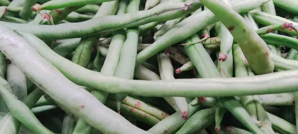 新鲜绿豆的质感和市场背景 — 图库照片