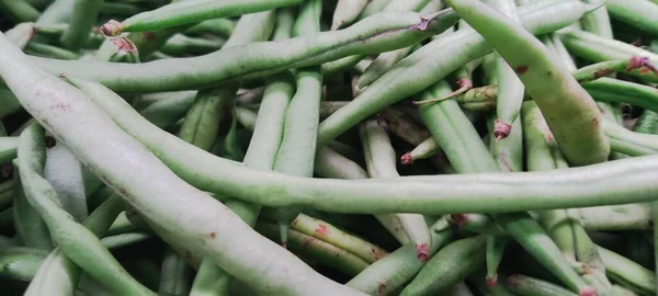 新鮮なストリンググリーン豆の質感と市場からの背景 — ストック写真