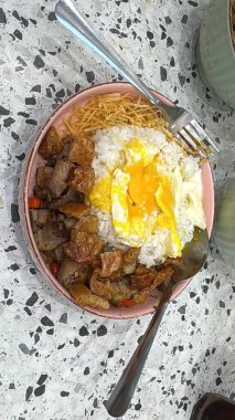 Pirinç ve sebzeli yumurta.