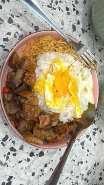 Domuz eti ve sebzeli sahanda yumurta