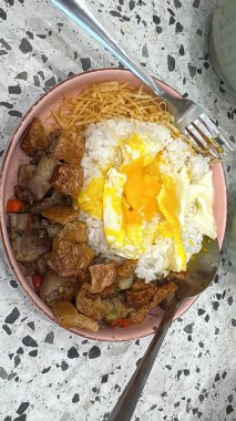 Sebzeli ve soslu kızarmış pirinç.