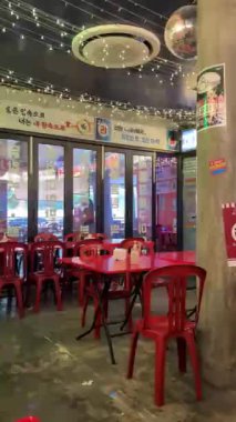 Şehirdeki restoranın içinde.