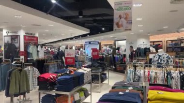 Modern bir alışveriş merkezinin içi.