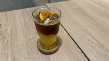 Limonlu ve naneli buzlu çay.