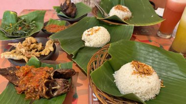 Sebze ve soslu kızarmış tavuk.